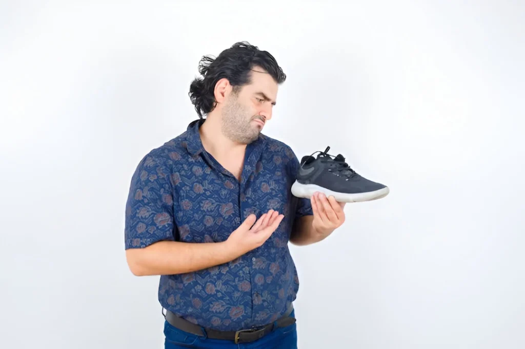 How to stop dirty smell in shoes during monsoon