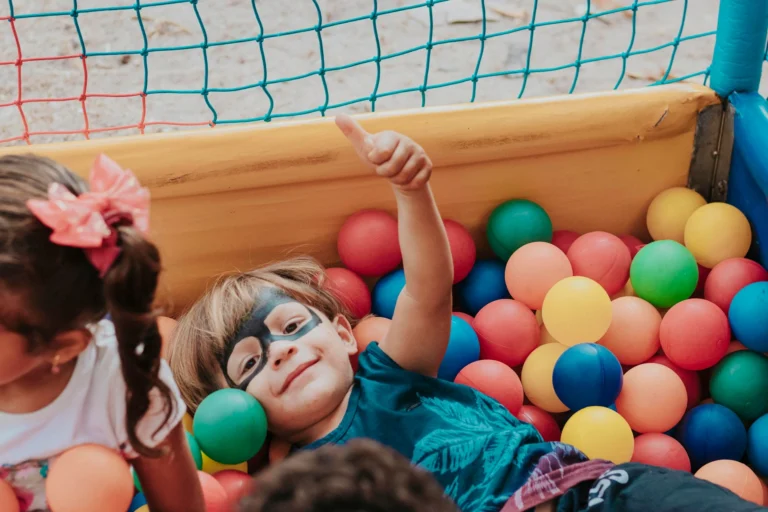 kids play indoor games
