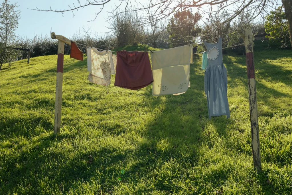 How to arrange clothes for faster drying