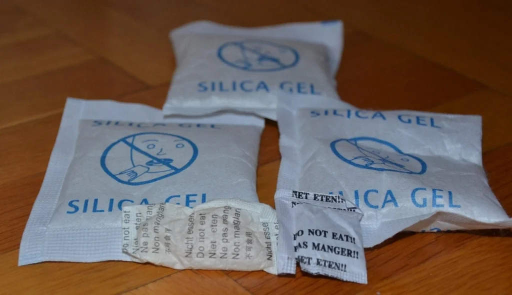 The silica gel and newspaper trick for daily commuters