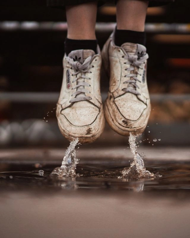 How to dry wet canvas shoes quickly without sunlight