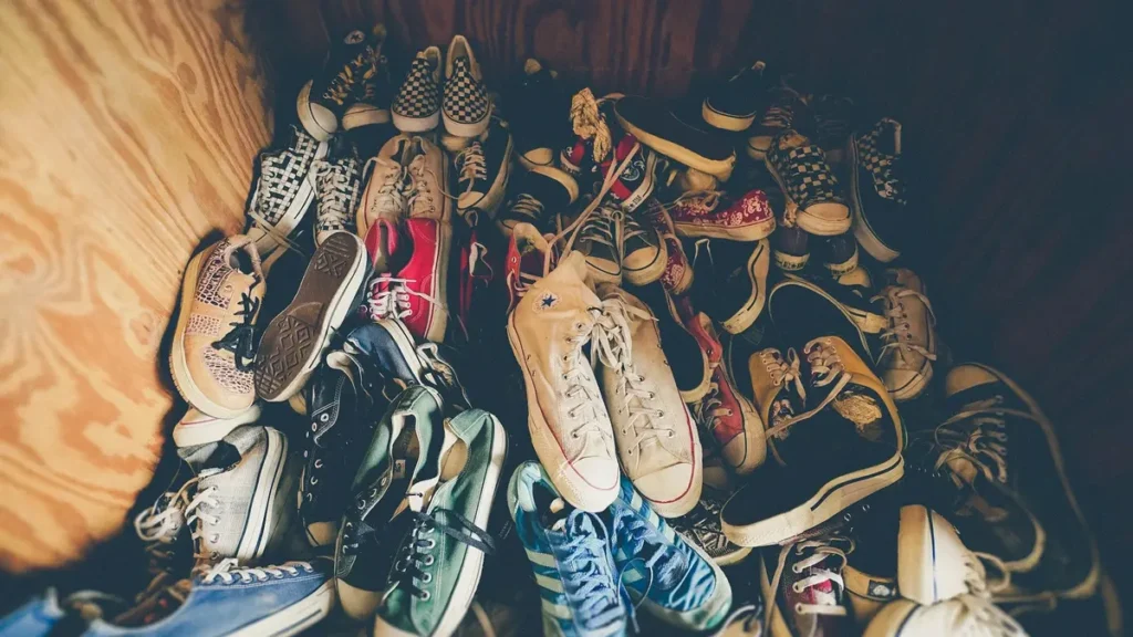 How to remove damp bad smell from a closed wooden shoe rack